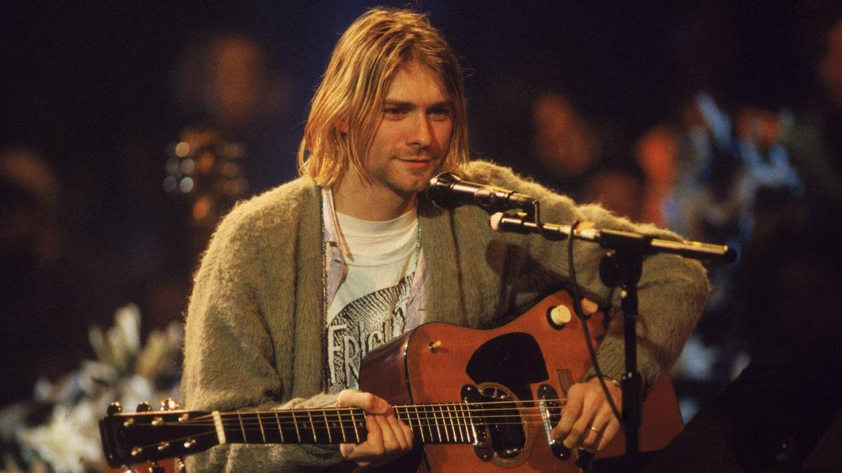 Kurt Cobain 於 1993 年 11 月 18 日在紐約市的 MTV Unplugged 錄音期間與 Nirvana 一起演出。
