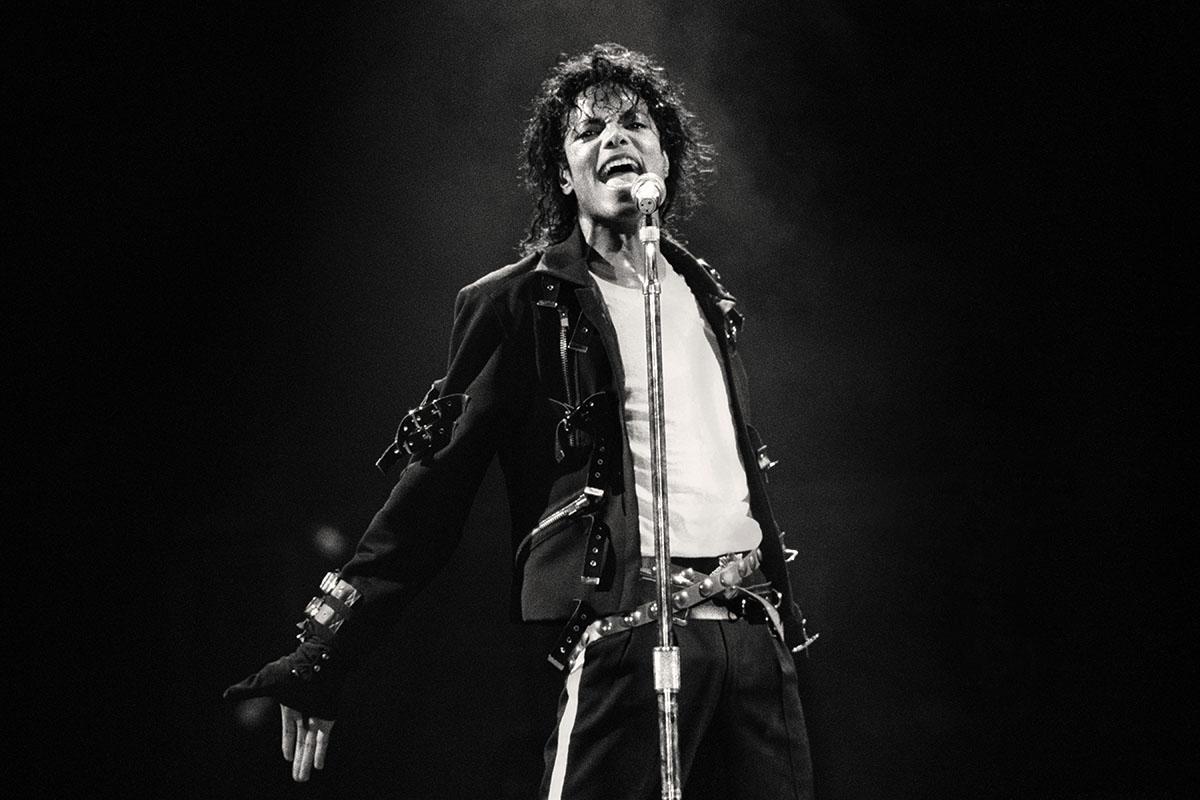 邁克爾杰克遜在大約 1988 年的音樂會上表演。照片：凱文·馬祖爾