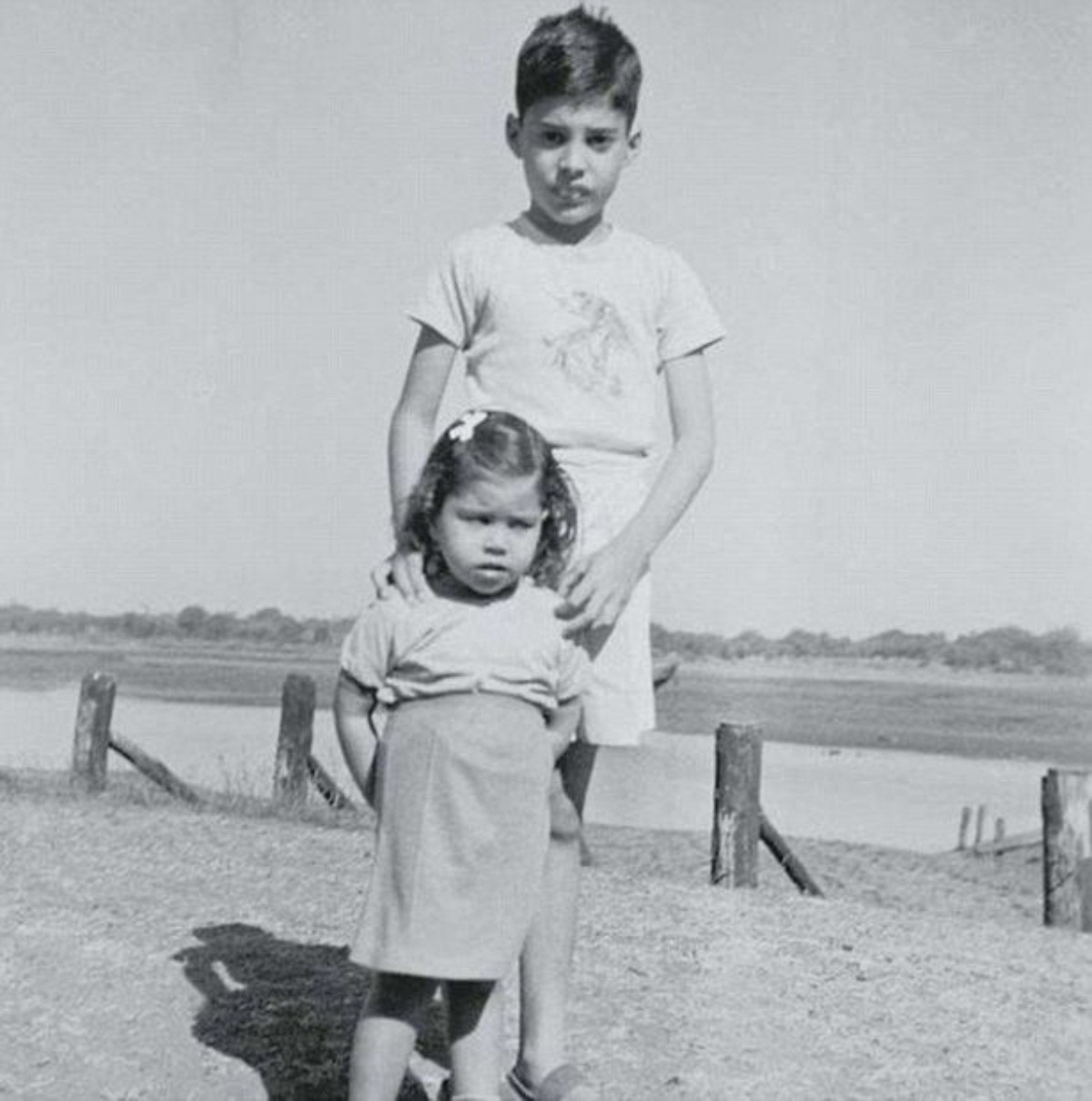 这张 Kashmira 和她的兄弟 Farrokh（后来的 Freddie Mercury）的照片据信拍摄于 1955 年左右。
