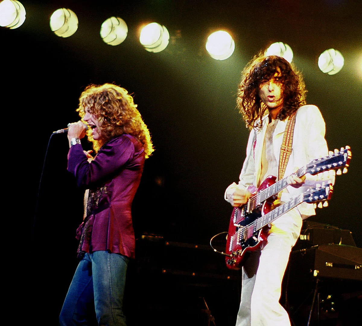 Led Zeppelin 的 Robert Plant（左）和 Jimmy Page（右）在伊利诺伊州芝加哥的一场音乐会上。照片：吉姆·萨马利亚