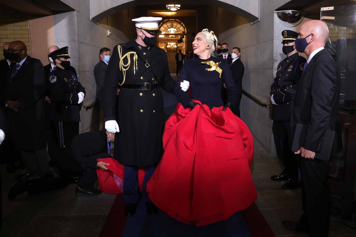 Lady Gaga在拜登就職典禮上演唱美國國歌
