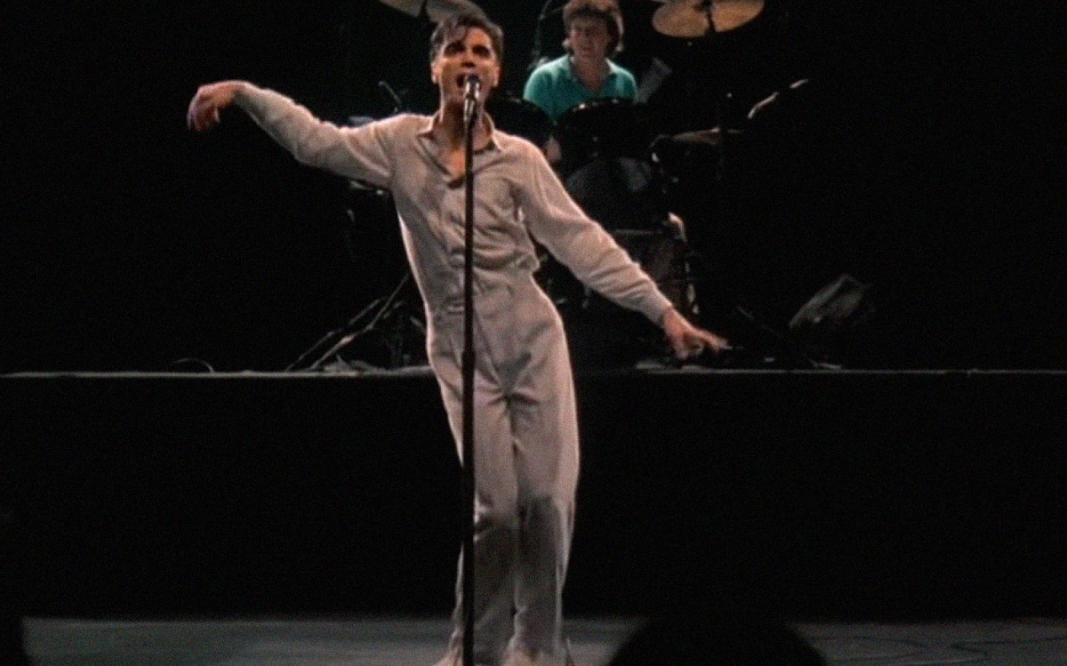 David Byrne，Talking Heads 现场表演的镜头