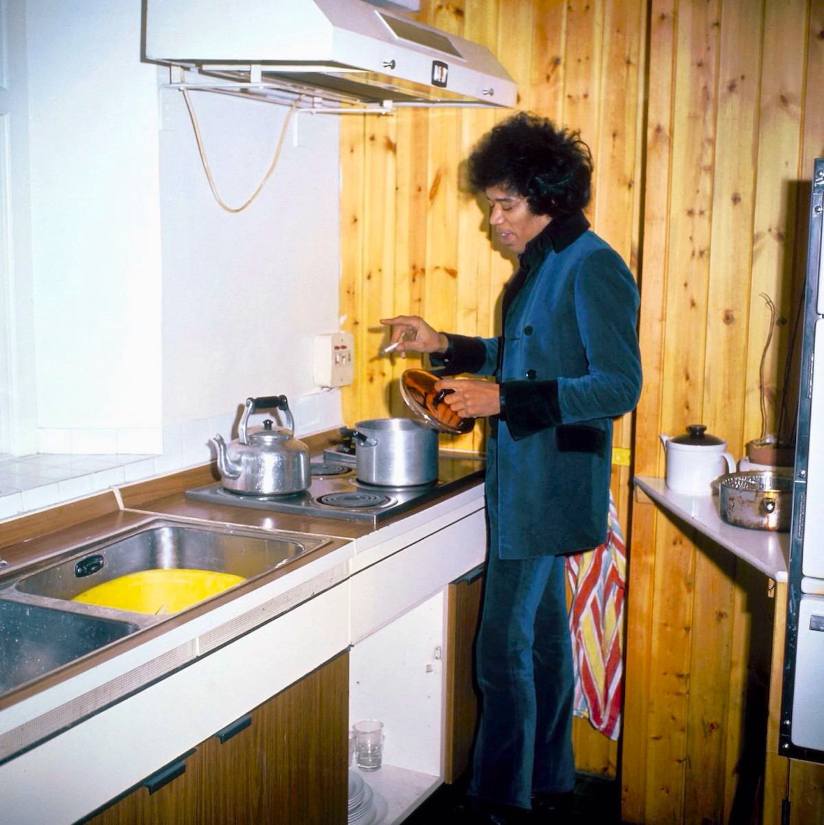 Jimi Hendrix shows off his 'culinary skills'