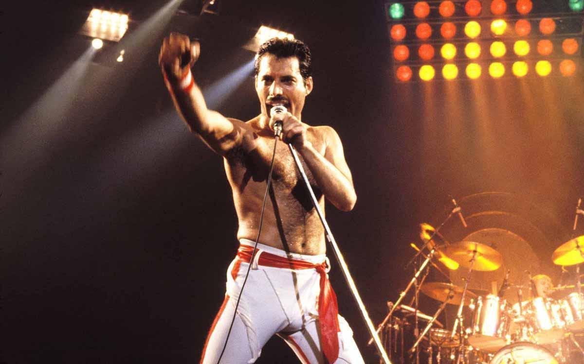 Freddie Mercury of Queen，1982 年在加利福尼亞州奧克蘭的各個地點巡迴演出（照片：Steve Jennings/WireImage）