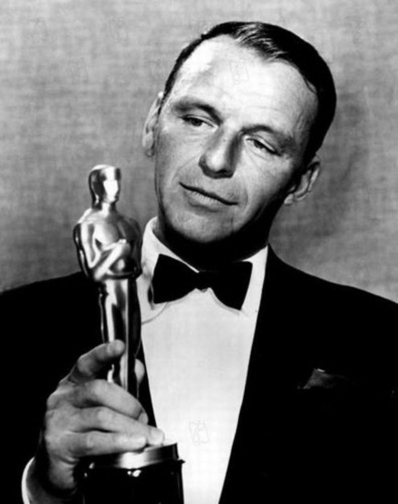Фрэнк Синатра получил «Оскар» как лучший актёр второго плана в фильме «Отныне и вовеки веков» 1953 года