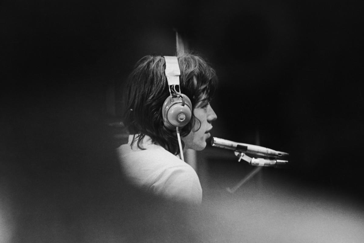 Мик Джаггер в лондонской студии звукозаписи во время съемок «Симпатии к дьяволу» Жан-Люка Годара