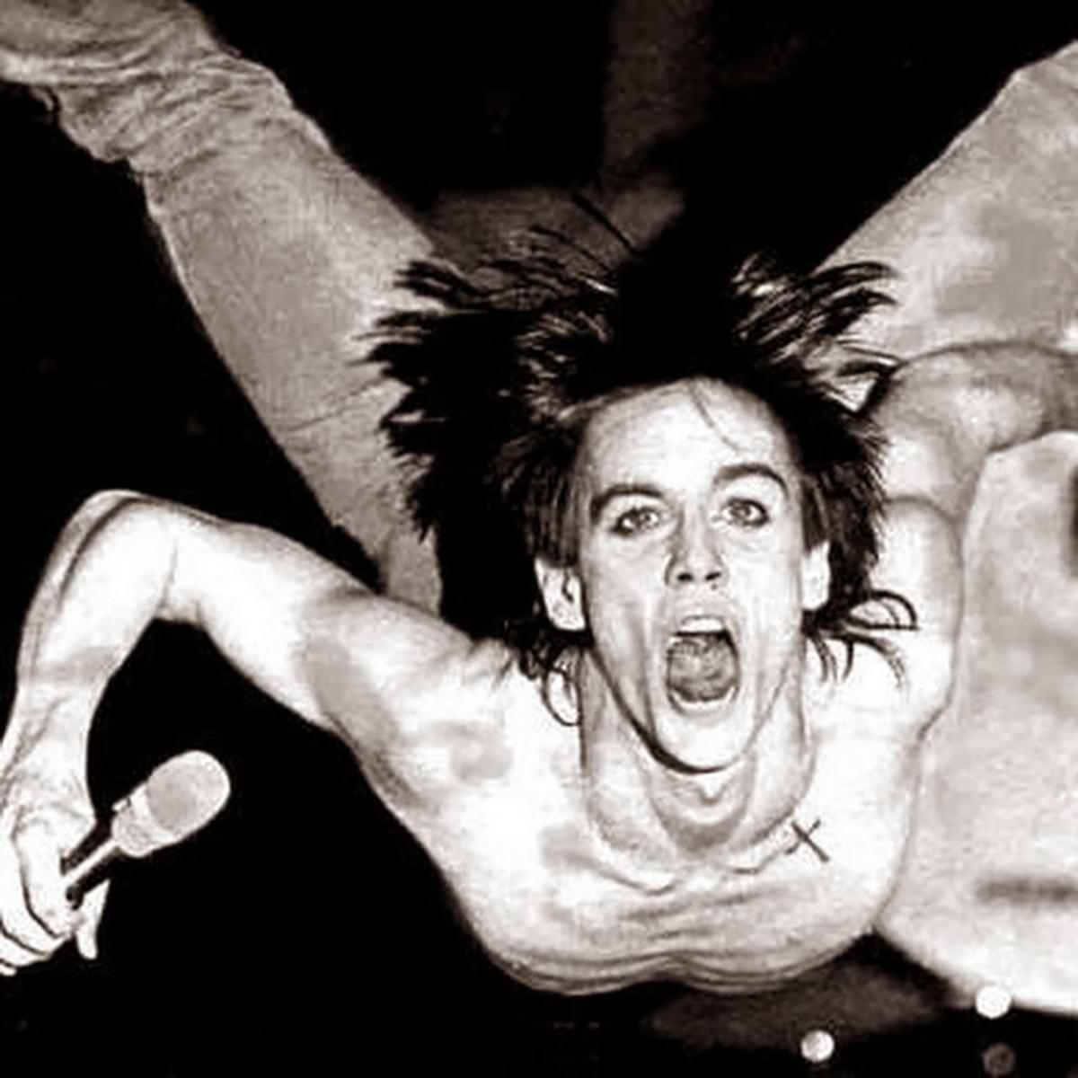 Stage diving Iggy Popa