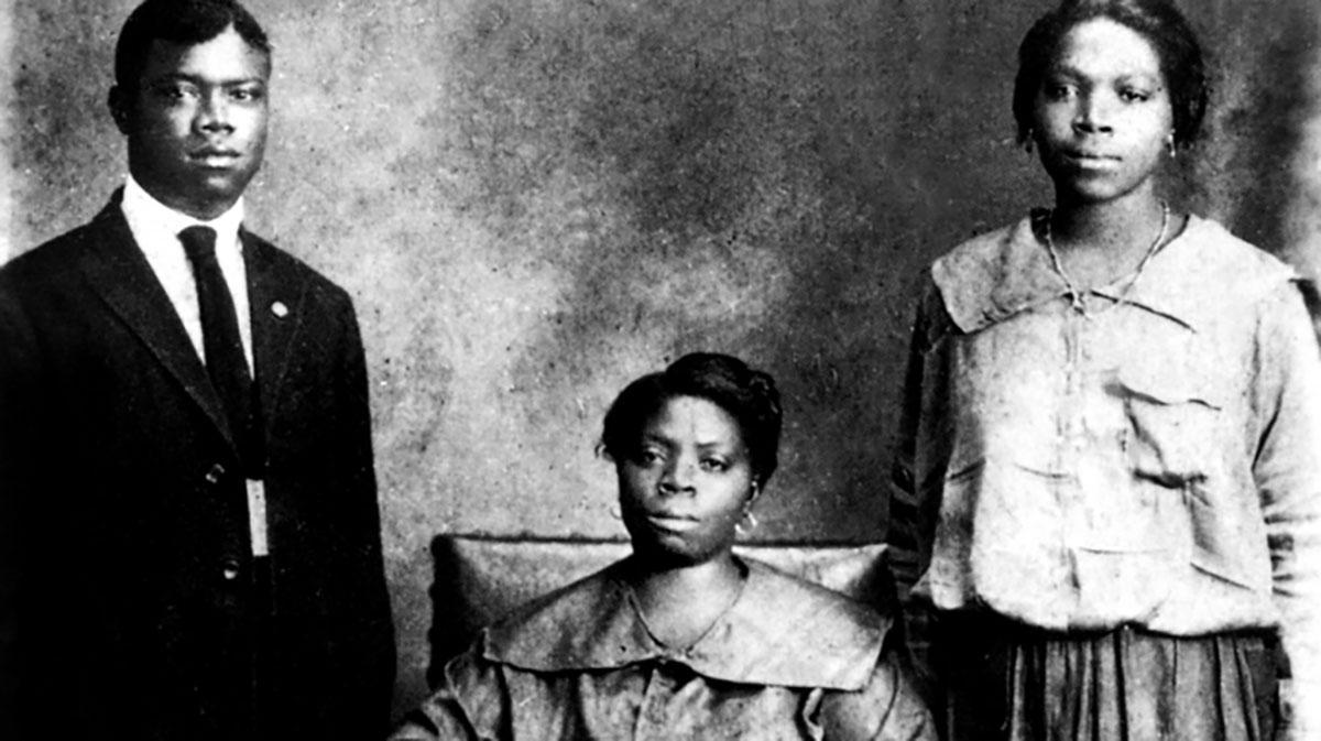 Armstrong com sua mãe e irmã Beatrice em Nova Orleans, em 1921.