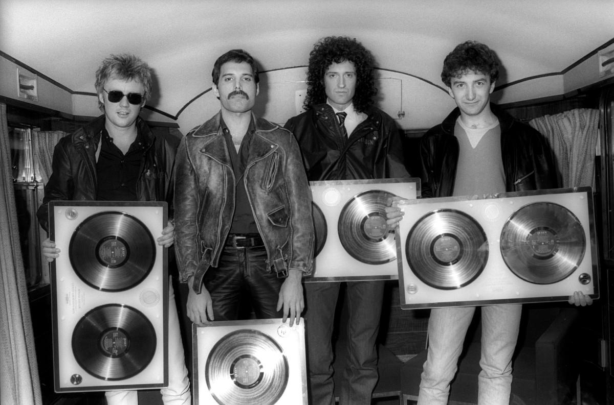 Brian May, Freddie Mercury, Roger Taylor y John Deacon reciben el premio Golden Disc a los mejores éxitos.