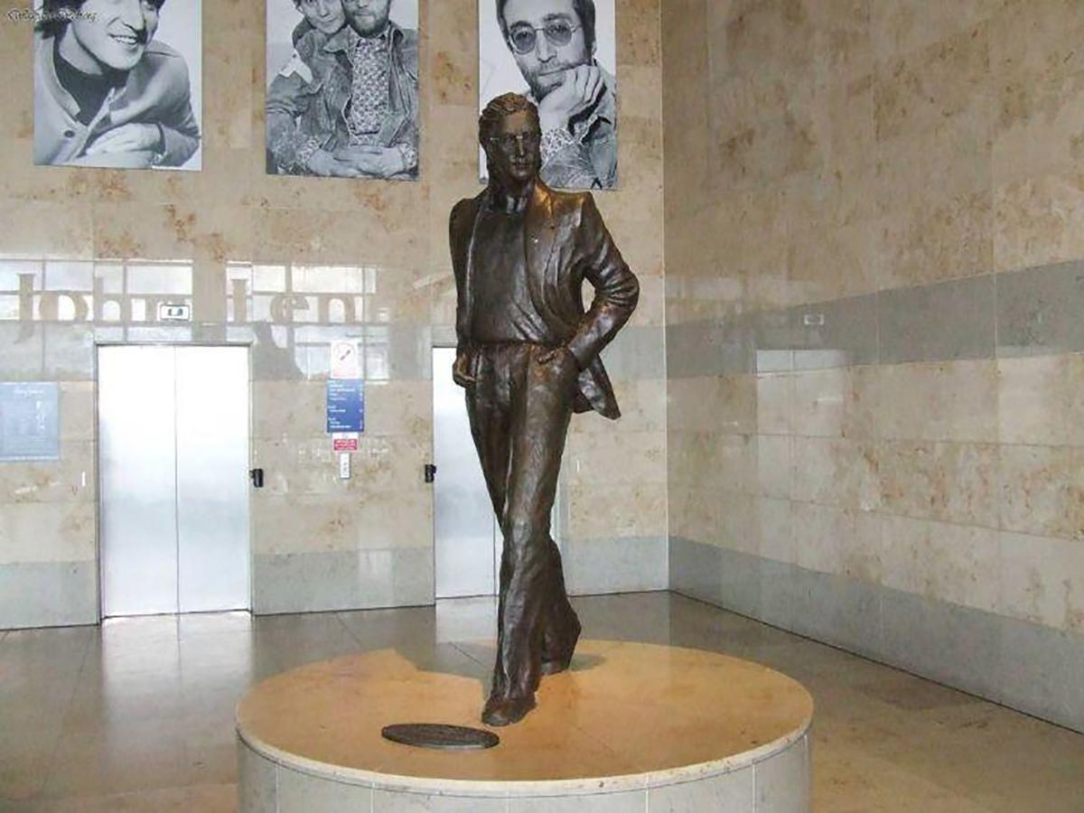 Estátua de John Lennon no aeroporto de Liverpool