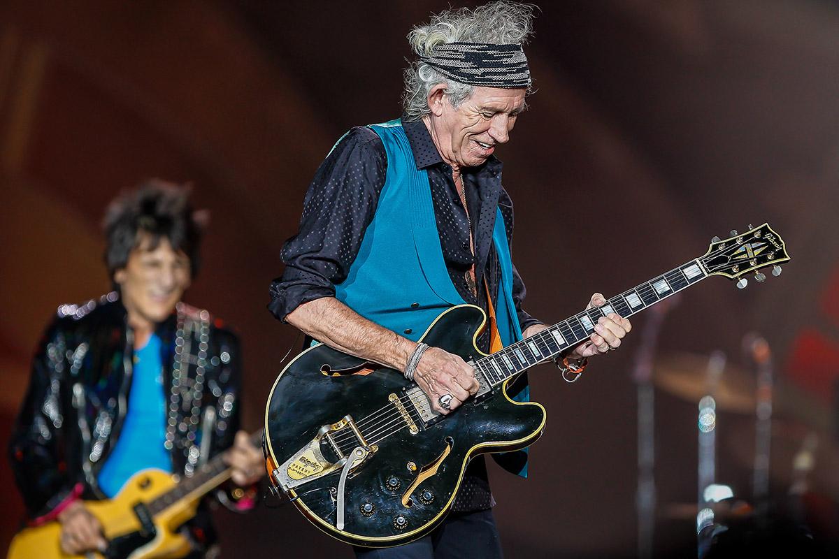 Keith Richards du groupe The Rolling Stones se produit au Indianapolis Motor Speedway le 4 juillet 2015 à Indianapolis, dans l'Indiana. Photo : Michael Hickey