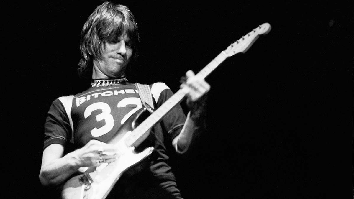 Le musicien britannique Jeff Beck jouant de la guitare sur scène lors d'un spectacle au Granada Theatre, à Chicago, Illinois, le 19 octobre 1980. Photo : Pavel Natkin