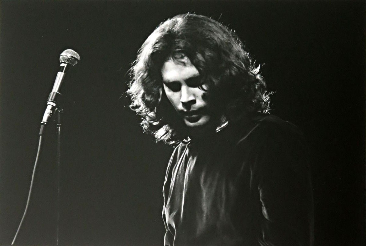 Jim Morrison du groupe The DOORS lors d'un concert au Hunter College Playhouse le 24 novembre 1967. Photo : Elliott Landy/Redferns