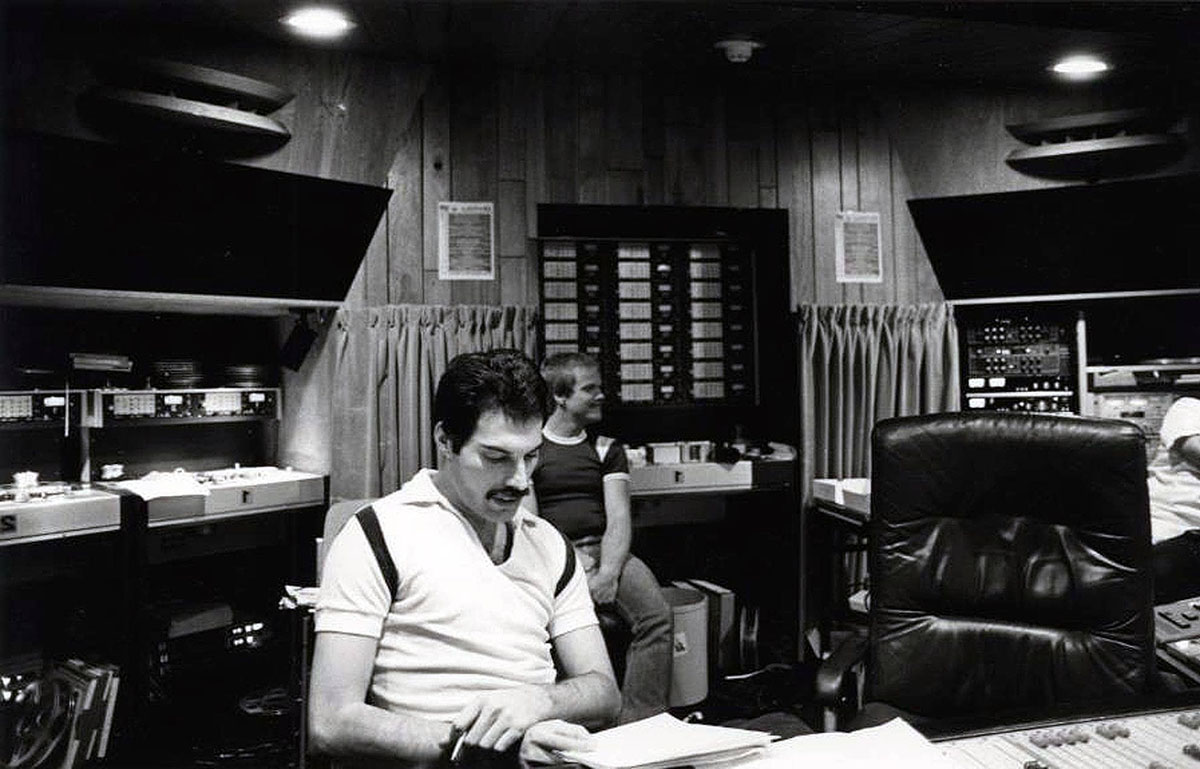 Freddie Mercury in den Mountain Studios in Montreux, Schweiz, während der Aufnahmen zu Hot Space, 1982. Foto: Peter Hince