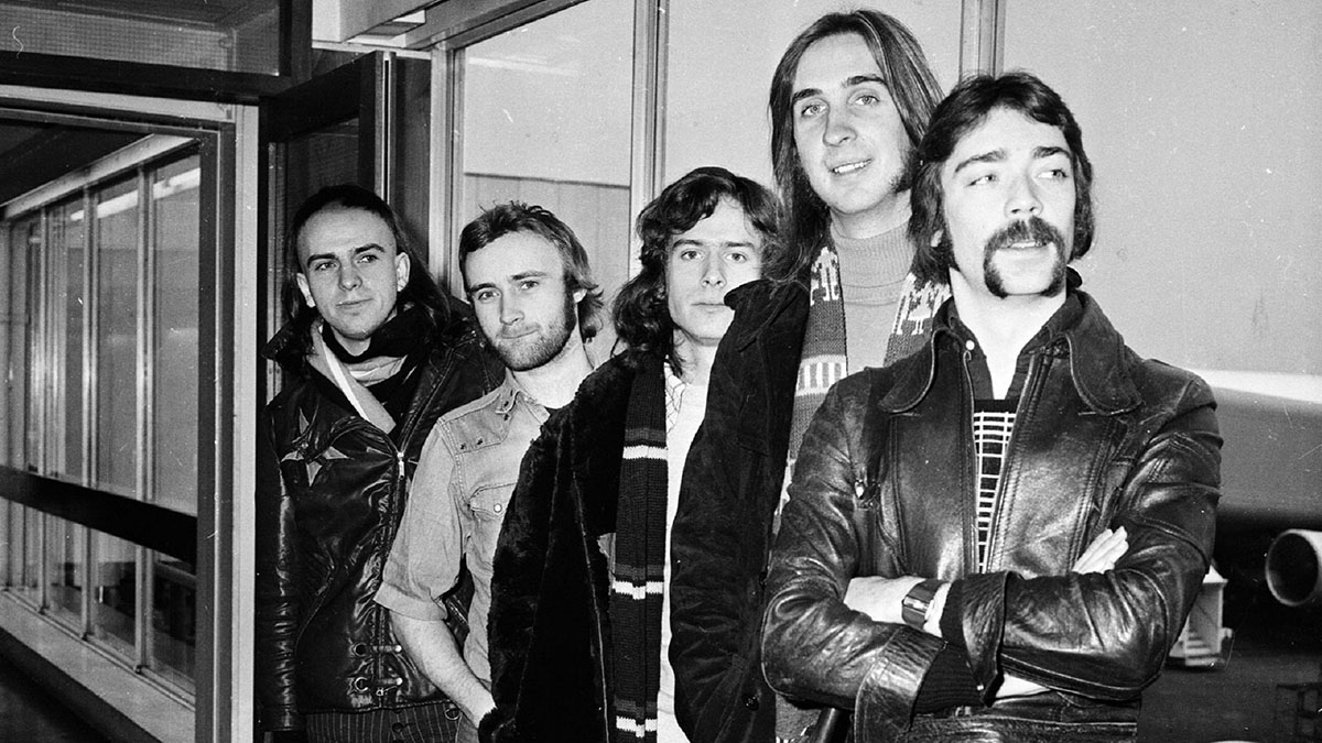 Genesis-Band. 70-е. Peter Gabriel auf der linken Seite, Phil Collins zu seiner Rechten