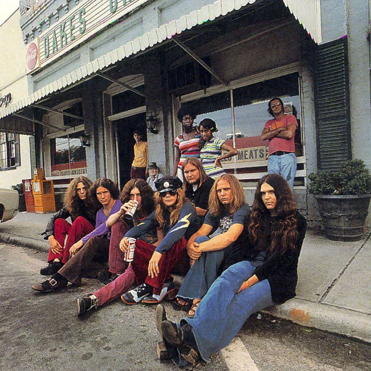 Lynyrd Skynyrd im Jahr 1973. Bandmitglieder (sitzend links): Allen Collins, Billy Powell, Bob Burns, Leon Wilkeson, Ed King (hinten sitzend), Ronnie Van Zant und Gary Rossington.