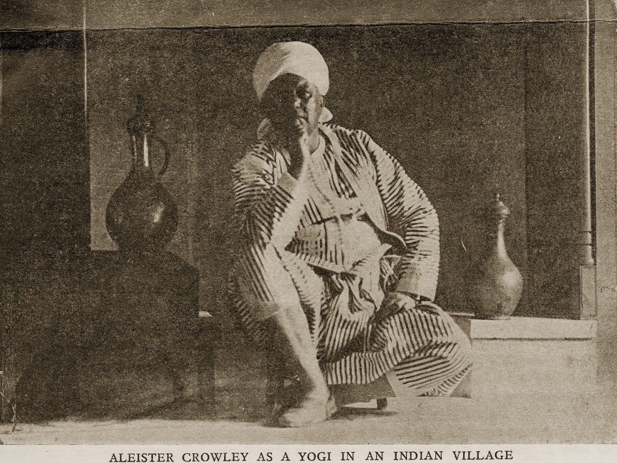 Aleister Crowley como yogui en un pueblo indio