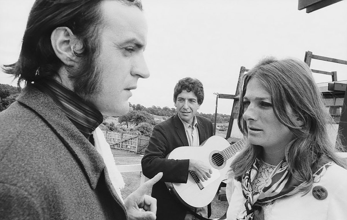 O cantor inglês Royston Wood, frontman da banda popular The Young Tradition, Cohen e Judy Collins no Festival Folclórico de Newport Rhode Island. Julho de 1967