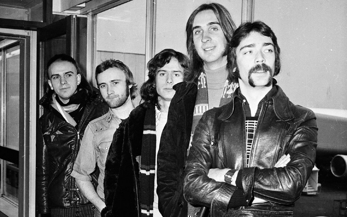 Genesis, von links nach rechts: Peter Gabriel, Phil Collins, Tony Banks, Mike Rutherford und Steve Hakey am Londoner Flughafen, 1974. Foto: Getty