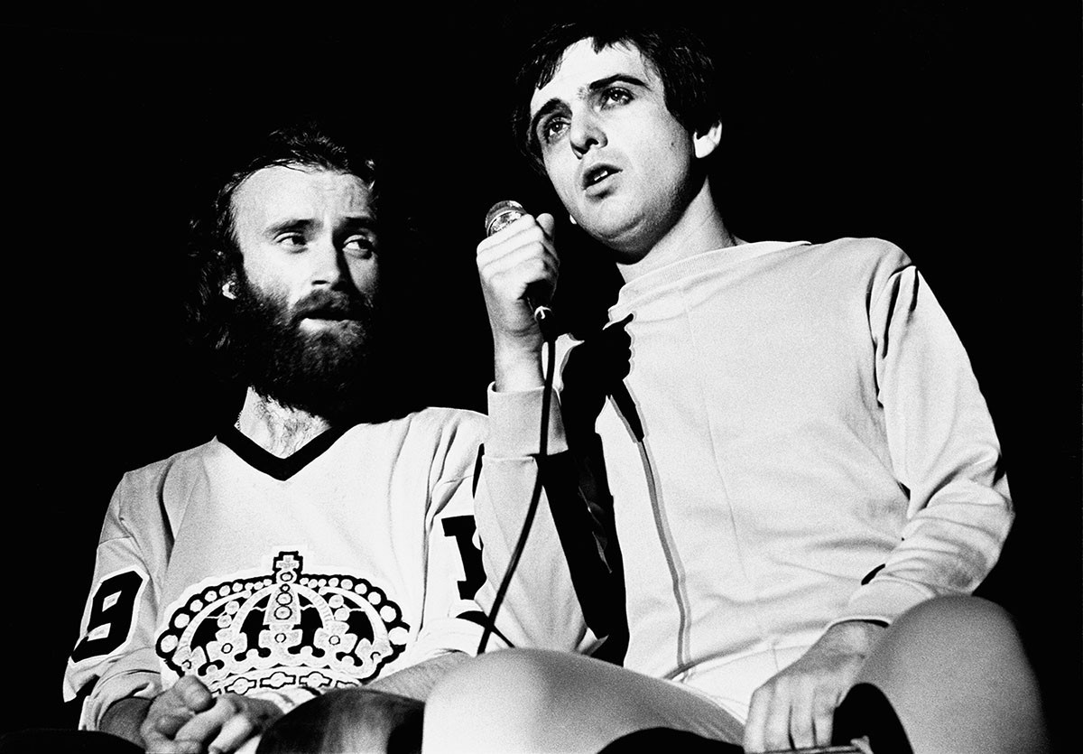 Peter Gabriel (à direita) com Phil Collins (à esquerda)