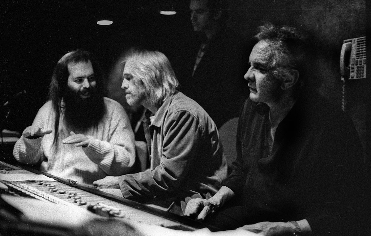 Der Produzent Rick Rubin erinnert sich an Tom Pettys "mitreißende" Poesie, während er über ihre gemeinsame Arbeit in den Neunzigern nachdenkt. Hier sind sie zusammen mit Johnny Cash