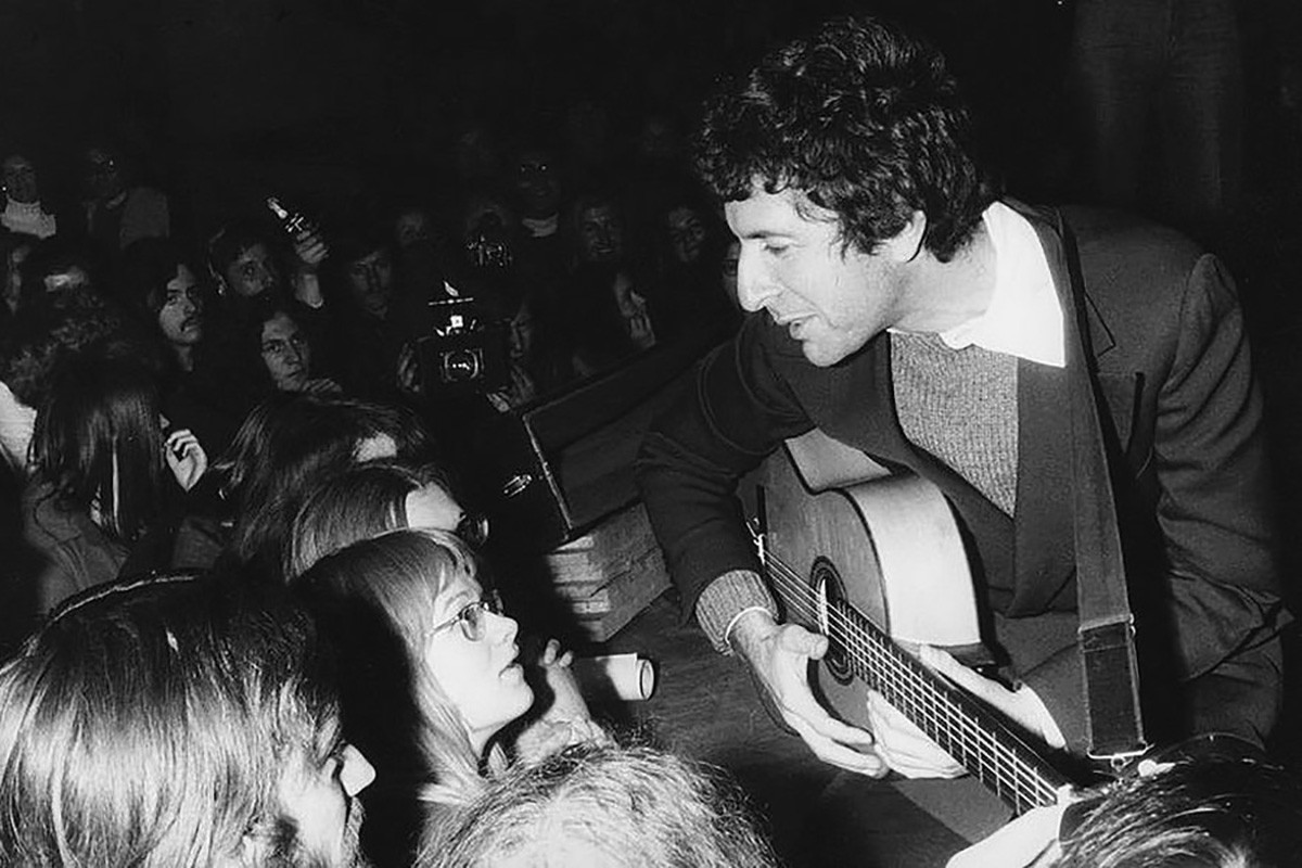 Durante um concerto dos Cohen. 1972