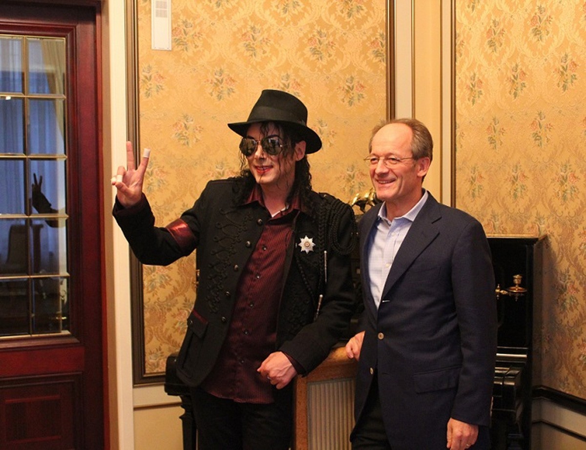Michael Jackson in Moskau bei der Aufnahme eines Erinnerungsfotos.