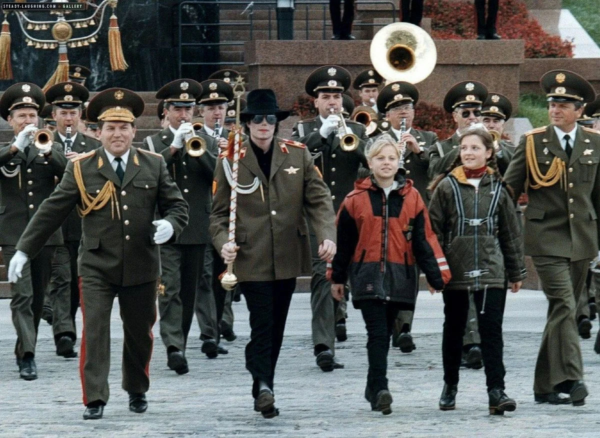 Michael Jackson na Rússia, acompanhado por uma banda militar. Setembro, Moscou, 1993