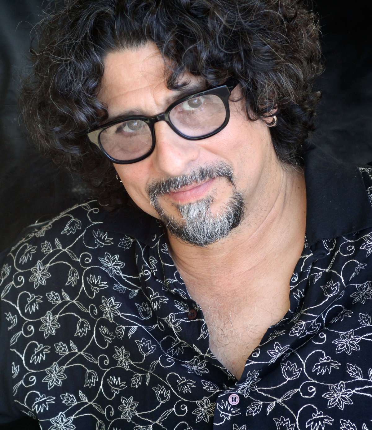 Dan Navarro est l'un des auteurs de "We Belong".
