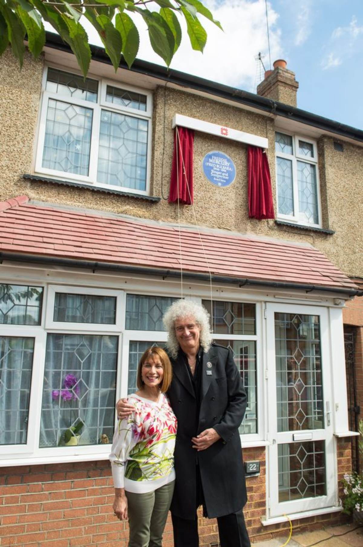 Кашмира с гитаристом Queen Брайаном Мэем на открытии голубой мемориальной доски английского наследия Фредди в бывшем доме семьи на Гладстон-авеню, Фелтем, сентябрь 2016 года