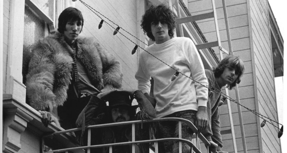 Syd Barrett (center)