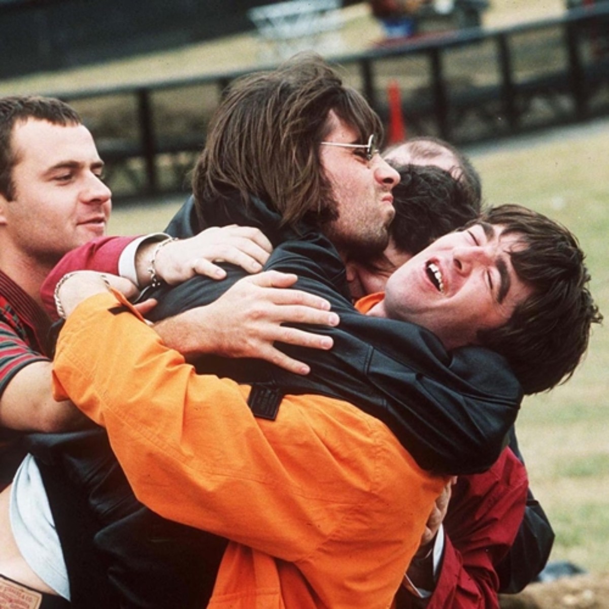 Oasis donne deux des plus grands concerts en plein air de l'histoire du Royaume-Uni.