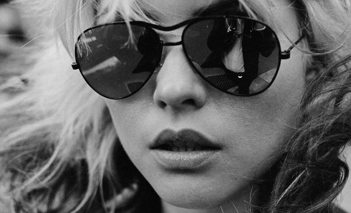 O fotógrafo Chris Steyn no reflexo dos óculos de sol de Debbie Harry