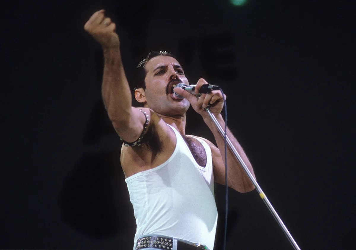 Freddie Mercury 在 Live Aid 表演。照片：尼爾·萊弗