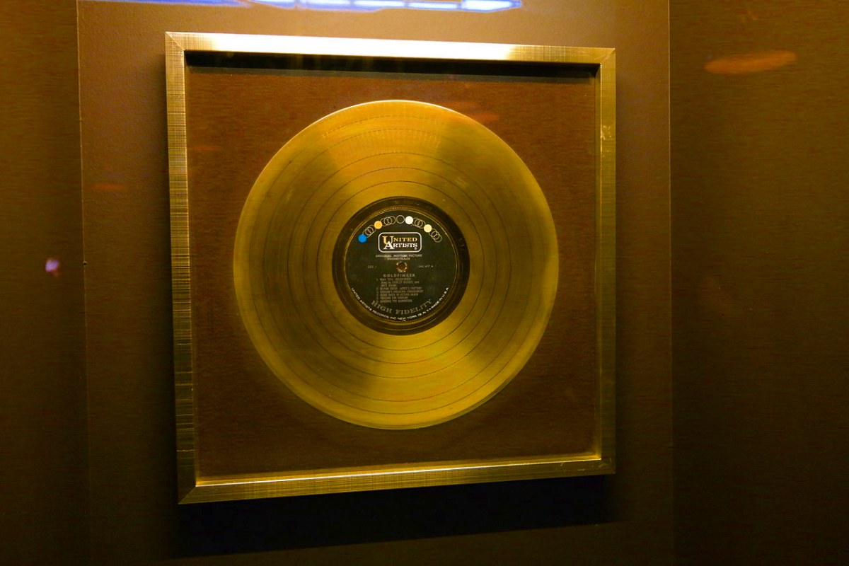 Goldfinger (die goldene Single von Shirley Bassey)