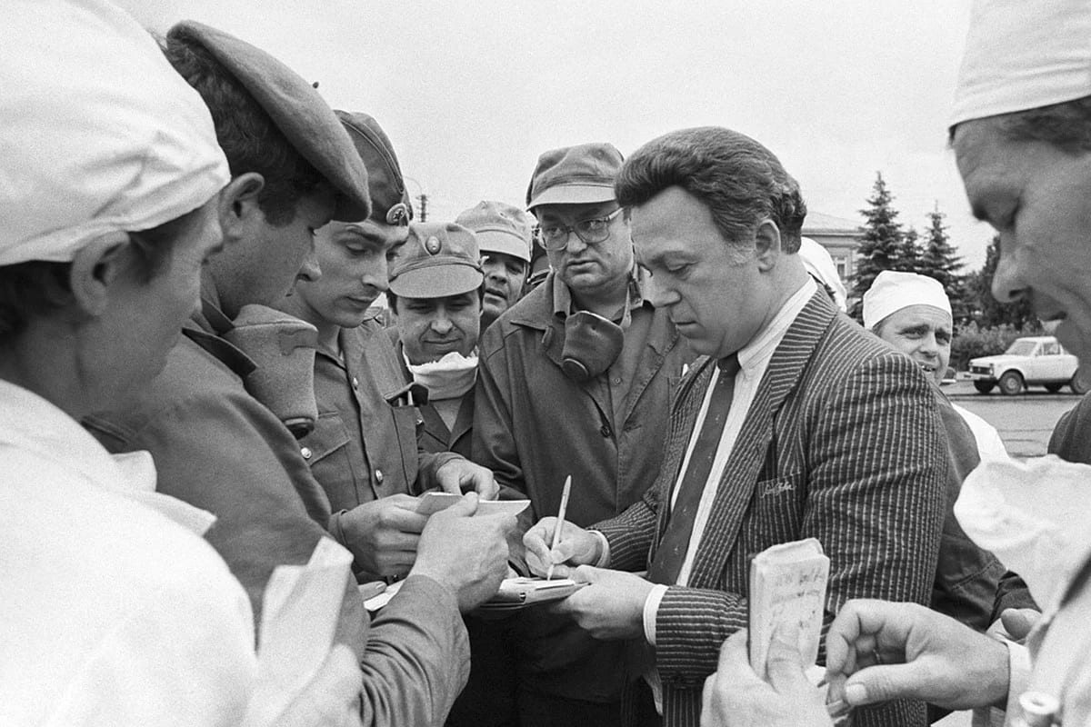 Iosif Kobzon among the liquidators of the accident at the Chernobyl nuclear power plant, July 1986. Photo: Vladimir Repik