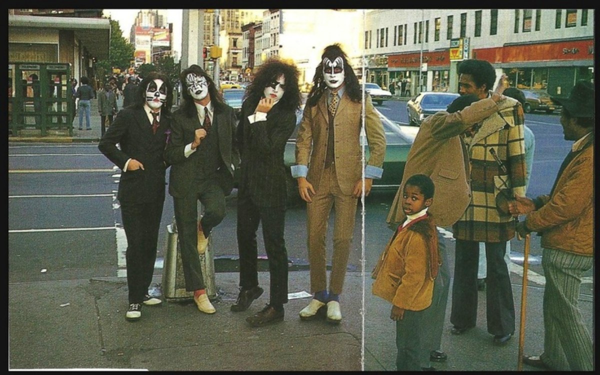 Kiss во время фотосессии для альбома Dressed To Kill...