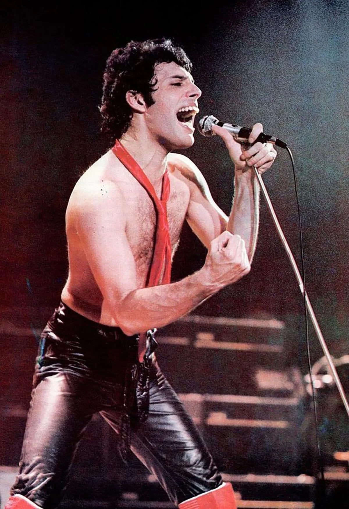 Singer Freddie Mercury of the rock band Queen performs onstage at the Apollo in Manchester, England on November 27, 1978. Photo: Kevin Cummins