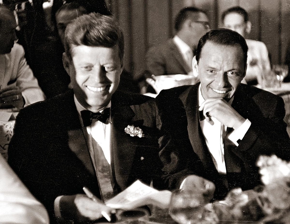 Le président américain John F. Kennedy (photo de gauche) et le chanteur et acteur légendaire Frank Sinatra