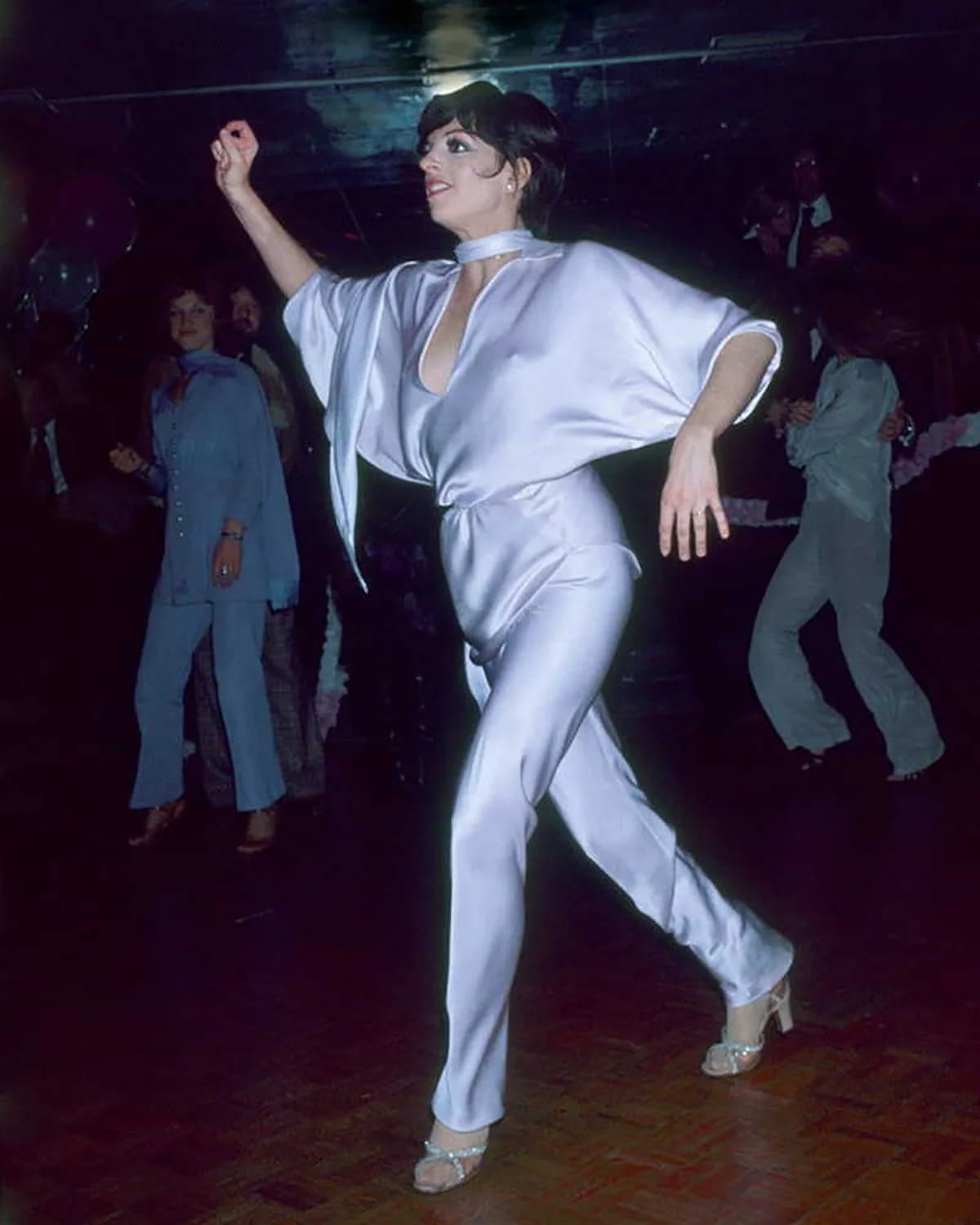 Liza Minnelli em uma discoteca festiva em 1977