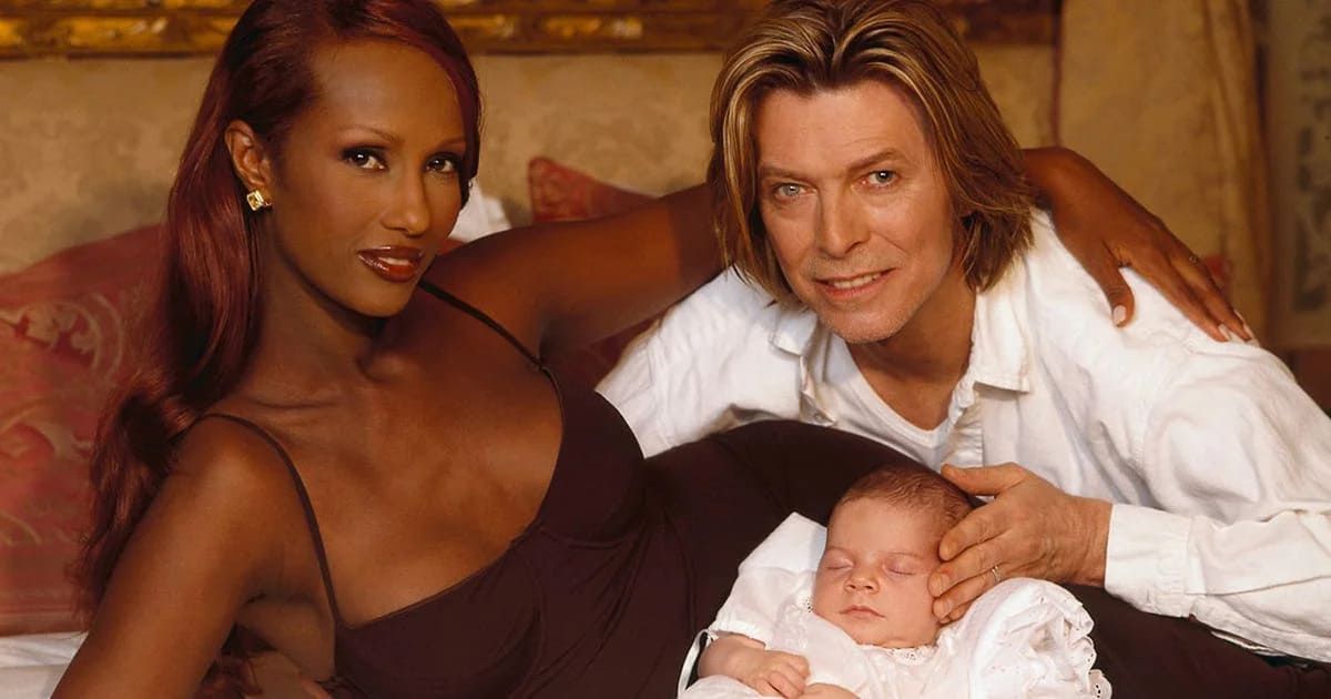 La feliz familia de famosos: la modelo de talla mundial Iman, el icónico músico de rock David Bowie y su hija común Alexandria Zahra Jones