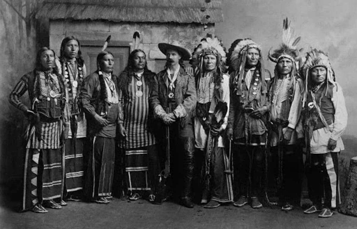 Buffalo Bill umgeben von Indianern