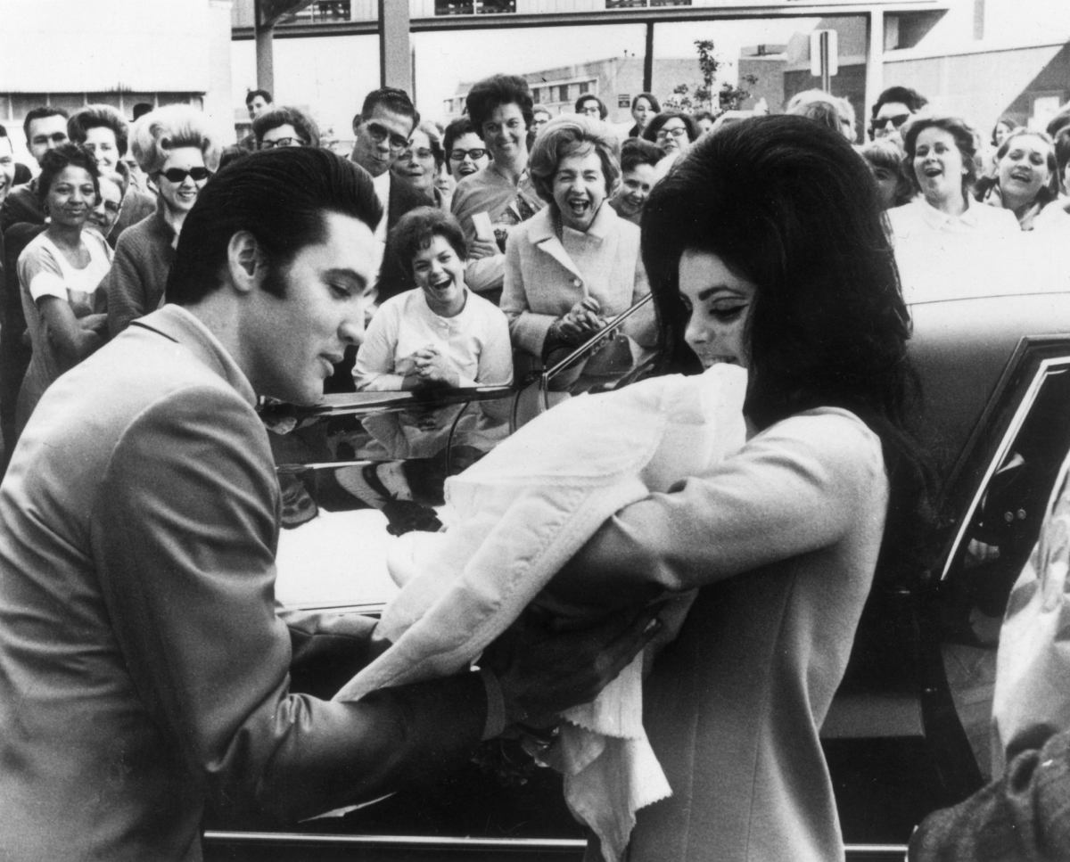Elvis, Priscilla e sua filha recém-nascida Lisa Marie