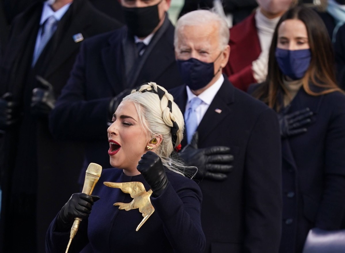 Lady Gaga interpreta el himno de Estados Unidos en la toma de posesión de Biden