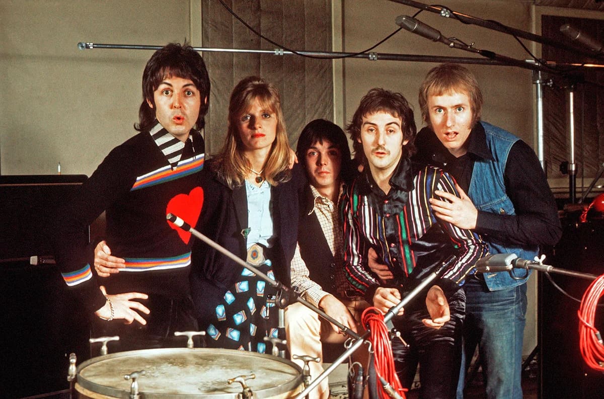 Paul McCartney, Linda McCartney, Jimmy McCulloch, Danny Lane et Jeff Britton de Wings en 1974. Photo : Michael Putland