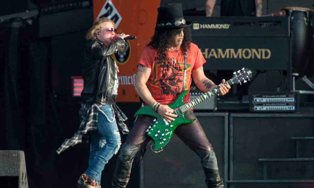 Regardez Guns N 'roses se produire au festival Exit 111 du Tennessee.