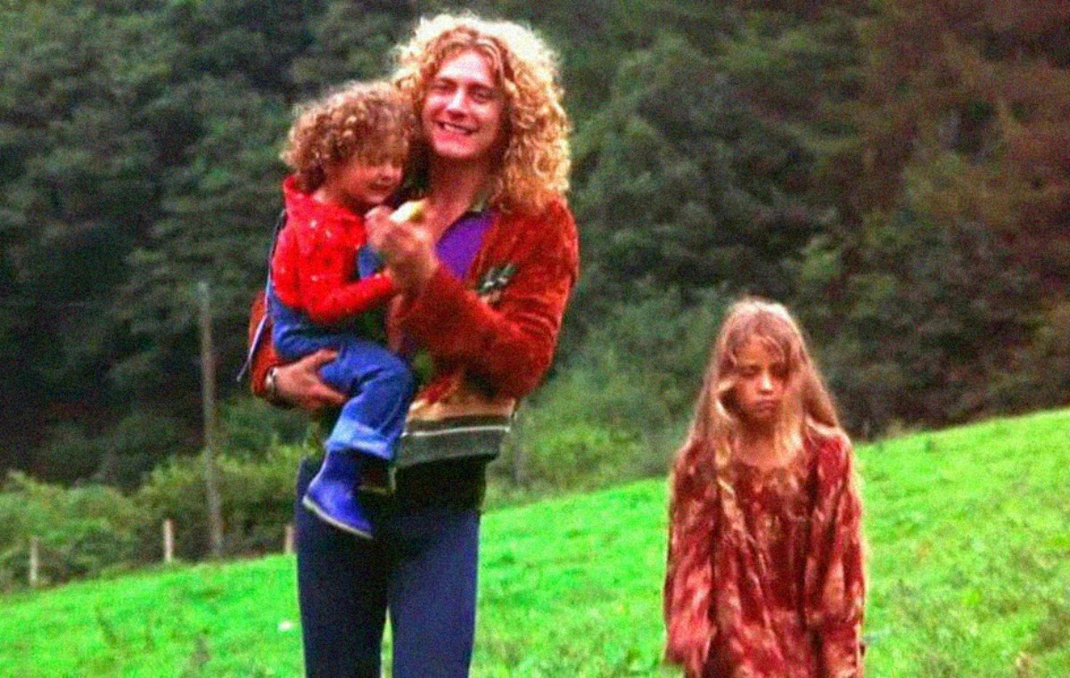 Robert Plant mit seinen Kindern (in der Hand den verstorbenen Karak...)