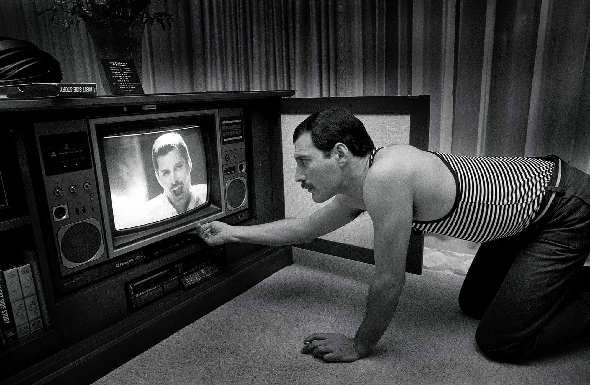 В телевизоре есть камера. Фредди Меркури. Фредди Меркури фото.