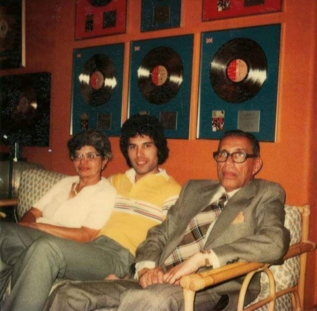 Freddie Mercury in der Gesellschaft seiner Eltern