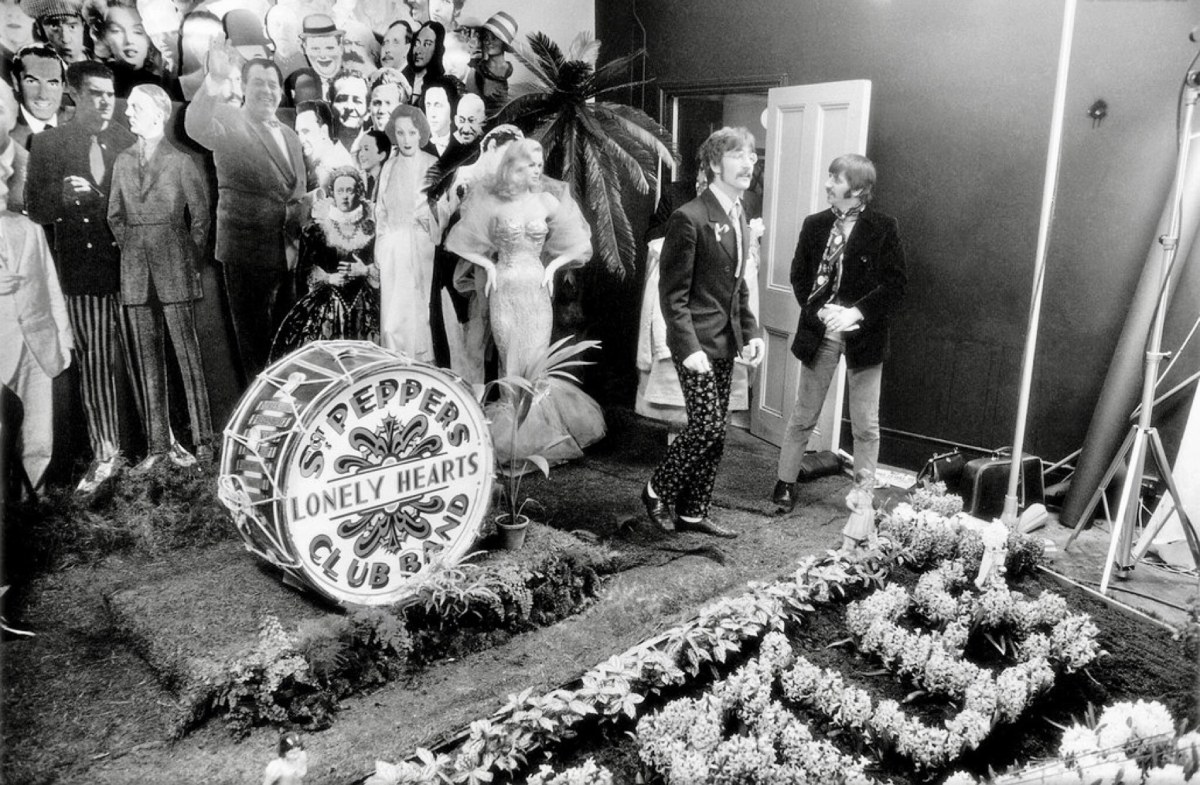 O Sargento Beatles Pepper's Lonely Hearts Club Band (sessão de fotos da capa do álbum)